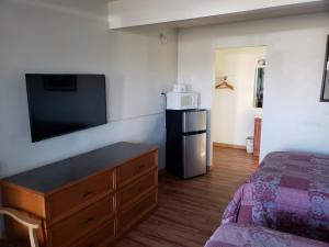 TV a/nebo společenská místnost v ubytování Americas Best Value Inn Greeley
