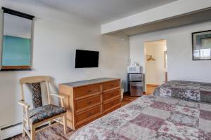 TV a/nebo společenská místnost v ubytování Americas Best Value Inn Greeley