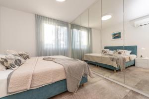 Postel nebo postele na pokoji v ubytování Bekina, stylish rooftop pool apartment + 37 fotografií