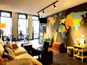 uma sala de estar com um mapa do mundo na parede em Por el Mundo Hostel no Rio de Janeiro
