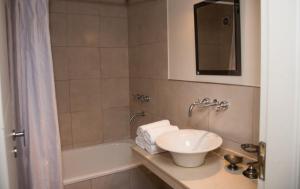 y baño con lavabo y bañera. en La Bonita Apartment en San Carlos de Bariloche