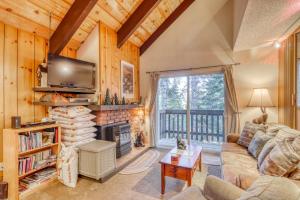 - un salon avec un canapé et une cheminée dans l'établissement Mammoth View Villas 35, à Mammoth Lakes