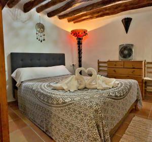 Posteľ alebo postele v izbe v ubytovaní Casa Mandarina centro de Cómpeta con chimenea y terraza con vistas By AndaraHolidays