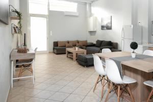 salon z kanapą i stołem w obiekcie Spacious apartment-600m from the subway w Atenach