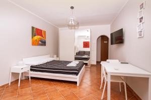 um quarto com uma cama e duas mesas e um espelho em Madinah apartments em Palermo