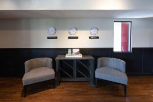 
A seating area at SureStay Hotel by Best Western Castlegar
