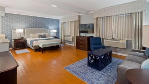 Postel nebo postele na pokoji v ubytování Best Western PLUS Franklin Square Inn
