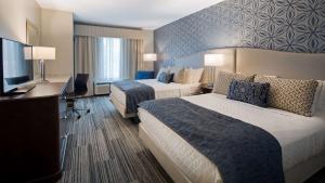 Postel nebo postele na pokoji v ubytování Best Western PLUS Franklin Square Inn