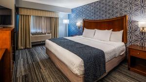 Postel nebo postele na pokoji v ubytování Best Western PLUS Franklin Square Inn