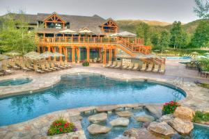 uma casa grande com piscina e um resort em Villas at Snowmass Club em Snowmass Village