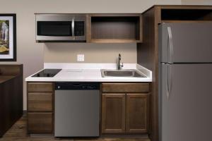 Dapur atau dapur kecil di Woodspring Suites Cherry Hill