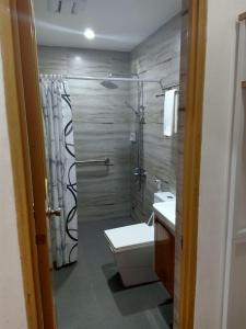 ボラカイにあるMagarbo Hotelのバスルーム(シャワー、トイレ、シンク付)