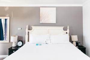 Postelja oz. postelje v sobi nastanitve Seaside Laguna Inn & Suites