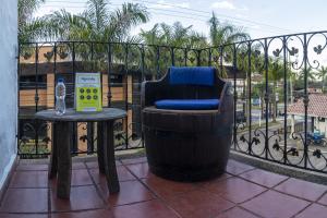 una sedia seduta su un tavolo accanto a un bidone della spazzatura di Ayenda Corona Real a Villavicencio