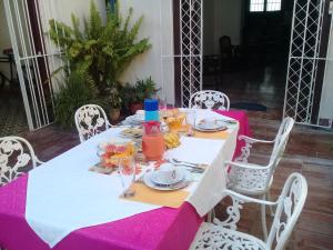 a table with a pink and white table cloth at Real Sociedad in Remedios