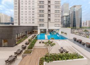 Bazén v ubytování Seda Bonifacio Global City nebo v jeho okolí