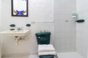 A bathroom at Ayenda Corona Real
