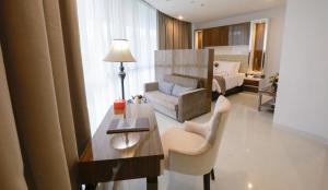 Ruang duduk di Hotel Daily Inn