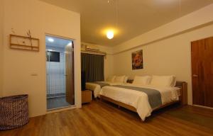 Postel nebo postele na pokoji v ubytování 高寮貳陸之貳民宿 Gaoliao 26-2 Simple Home Life