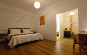 Postel nebo postele na pokoji v ubytování 高寮貳陸之貳民宿 Gaoliao 26-2 Simple Home Life