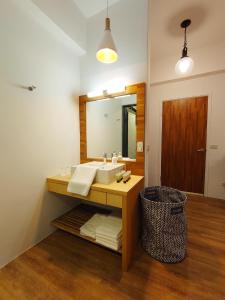 uma casa de banho com um lavatório e um espelho em 26-2 Simple Home Life em Yuli