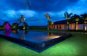 basen przed domem w nocy w obiekcie Villa Babar w mieście Tabanan
