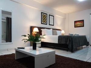 um quarto com uma cama e uma mesa em B & A Suites Inn Hotel - Quarto Luxo Âmbar em Anápolis