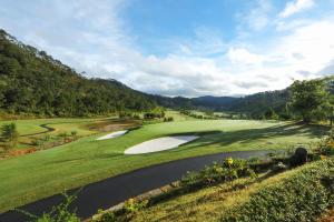 uitzicht op een golfbaan met twee golfbanen bij Swiss-Belresort Tuyen Lam in Da Lat