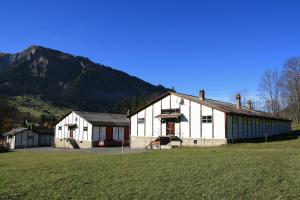 Nespecifikovaný výhled na hory nebo výhled na hory při pohledu z hostelu