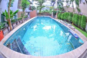 una vista aérea de una piscina en un hotel en ตำหนักวิลล่า 10 ห้องนอน พร้อมสระว่ายน้ำส่วนตัว en Pattaya South
