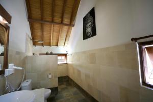 un baño con inodoro y lavabo en Villa Sunset Beach, en Gili Trawangan 82 fotos más