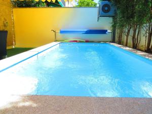 una gran piscina con agua azul en el patio trasero en PortoHouse, en Oporto