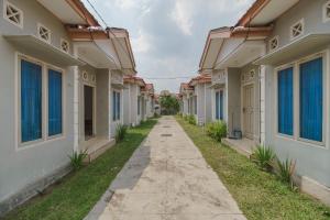 eine leere Gasse zwischen zwei Häusern in der Unterkunft RedDoorz Syariah near Watervang Lubuk Linggau 2 in Lubuklinggau