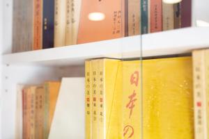 una fila de libros sentados en un estante en Yado Hachiemon, en Osaka