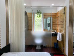 A bathroom at Song Anh