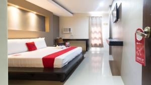拉瓦格Westgate Hotel的一间有床和窗户的酒店房间