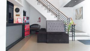 eine Treppe mit einem Stuhl in einem Zimmer in der Unterkunft Westgate Hotel in Laoag