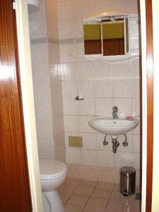łazienka z umywalką i toaletą w obiekcie Apartment Varnica w Splicie