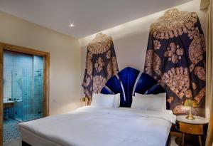 Postel nebo postele na pokoji v ubytování Folk Boutique Hotel