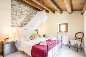 sypialnia z łóżkiem z moskitierą w obiekcie Agriturismo di là dall'Acqua w mieście Fivizzano