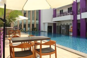 Πισίνα στο ή κοντά στο OS Style Hotel Batu Aji Batam Powered by Archipelago