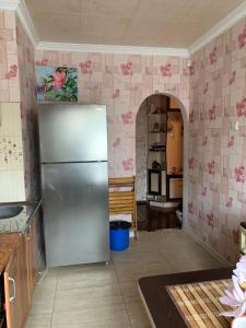 eine Küche mit einem Kühlschrank aus Edelstahl in einem Zimmer in der Unterkunft 131 проспект Добровольского Хорошая 3-х комнатная квартира в Одессе in Odessa