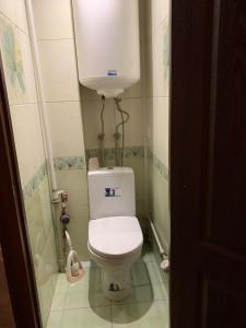 ein kleines Bad mit einem WC und einem Wassertank in der Unterkunft 131 проспект Добровольского Хорошая 3-х комнатная квартира в Одессе in Odessa