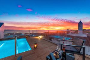 Bazén v ubytování Bekina, stylish rooftop pool apartment nebo v jeho okolí