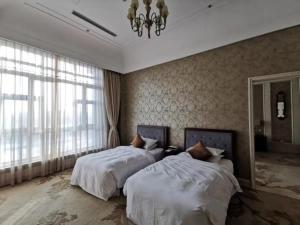 A bed or beds in a room at ACFTU Model Worker Harbin Center for Skills Exchange(Former Heilongjiang Sun Island Garden Hotel)