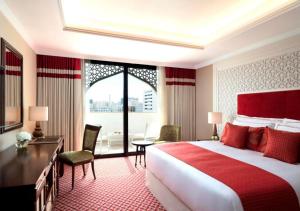 Giường trong phòng chung tại Al Najada Doha Hotel by Tivoli