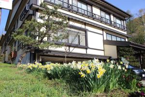 高山的住宿－田中傳統日式旅館，前面有鲜花的建筑