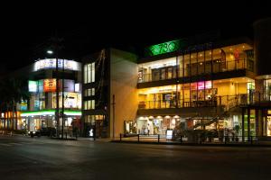 石垣島にあるi-STAY(はなはな)の夜明けの建物