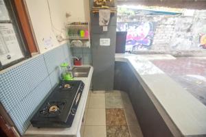Kuchyň nebo kuchyňský kout v ubytování Putra Dadi Guest House