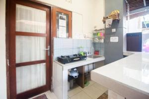 Kuchyň nebo kuchyňský kout v ubytování Putra Dadi Guest House
